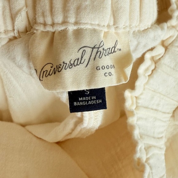 Universal Thread Womens Shorts Beige Textured Elastic Waist Casual - Picture 3 of 3